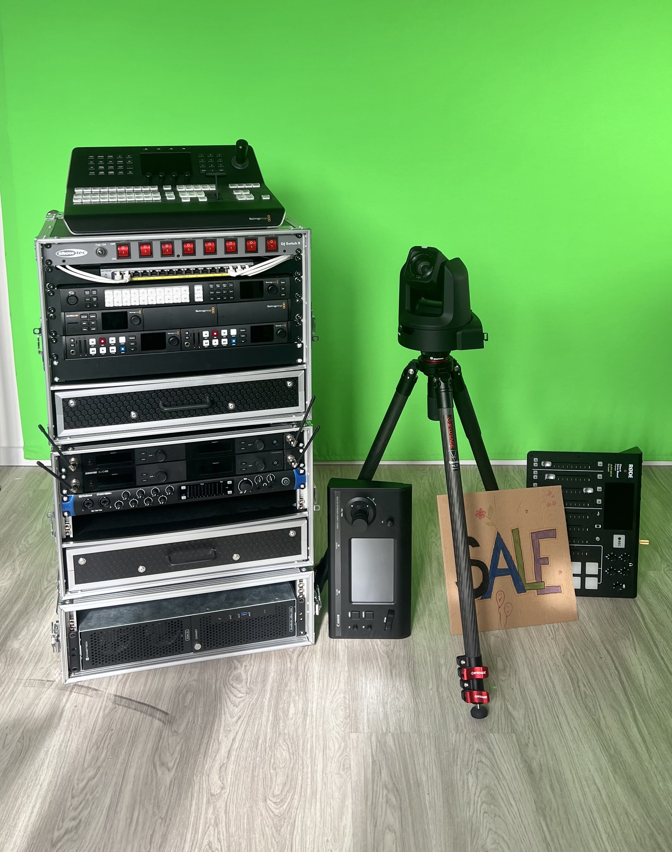 Komplett-Profi-Streaming-Equipment für Live-Produktionen inkl. Kamera, ATEM, Controllers, Miks, Receiver etc